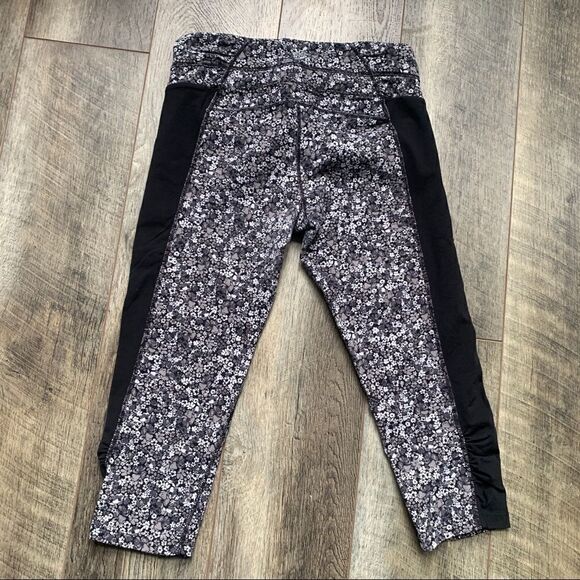 Athleta Black Floral Ditsy Cropped Leggings Medium - Picture 8 of 9